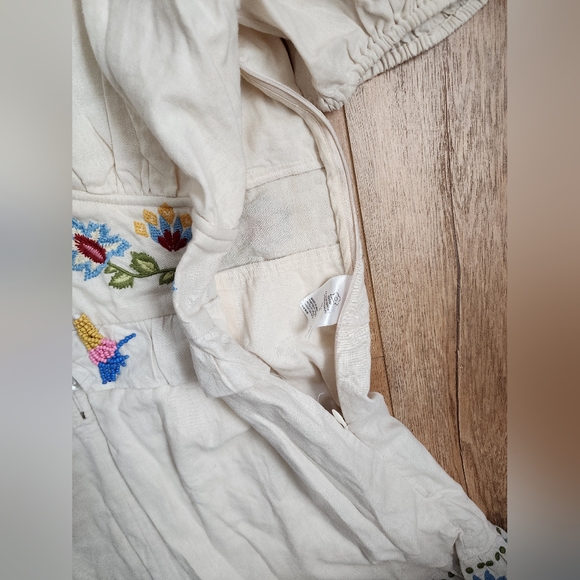 NWT $320 FARM RIO Linen Peplum Romper Ornate Embroidery Low Neck Beaded Belt M - Picture 8 of 11